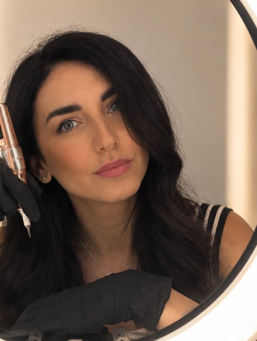 Francesca Martino con il dermografo, ritratta attraverso la ring light