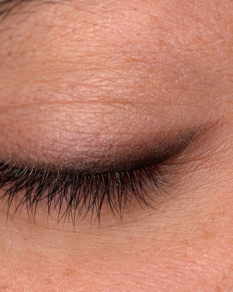 Eye-liner permanente lungo le ciglia, occhio chiuso in primo piano