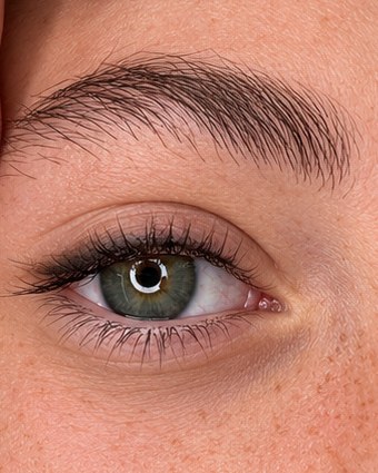 Eye-liner permanente dal tratto naturale, occhio aperto con sopracciglio